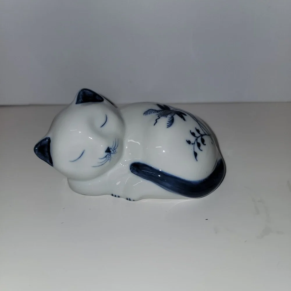 VTG Cozy Sleeping Cat Figurine Blue White Floral 5